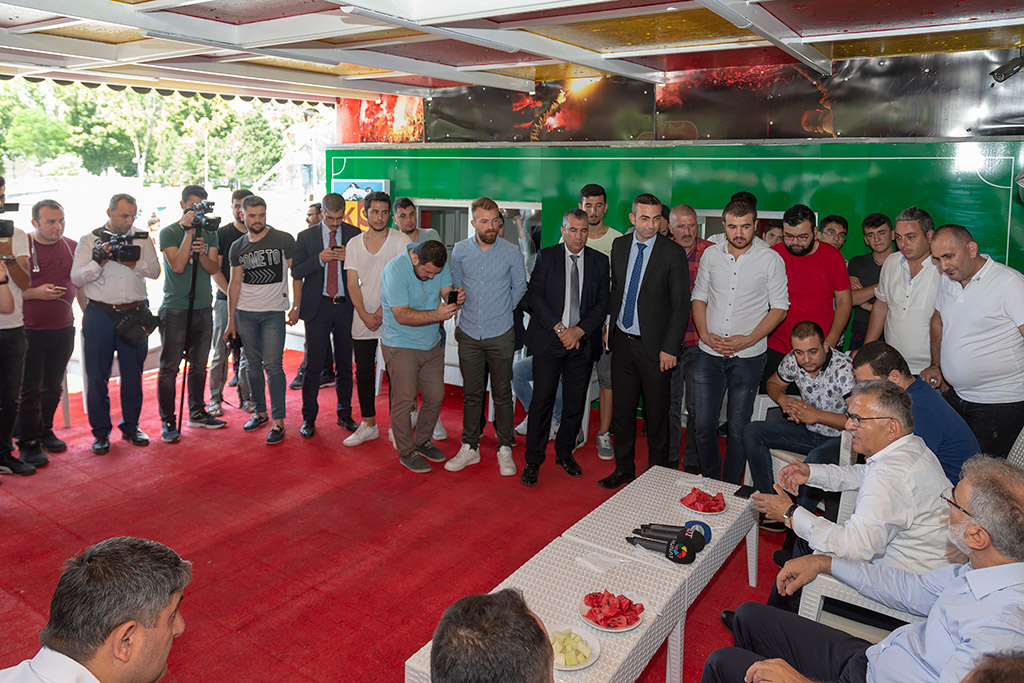 02.08.2019 - Başkan Büyükkılıç, Kayserispor Kapalı Kale Taraftar Derneğini Ziyaret Ederek Tişört Kampanyasına Destek Verdi