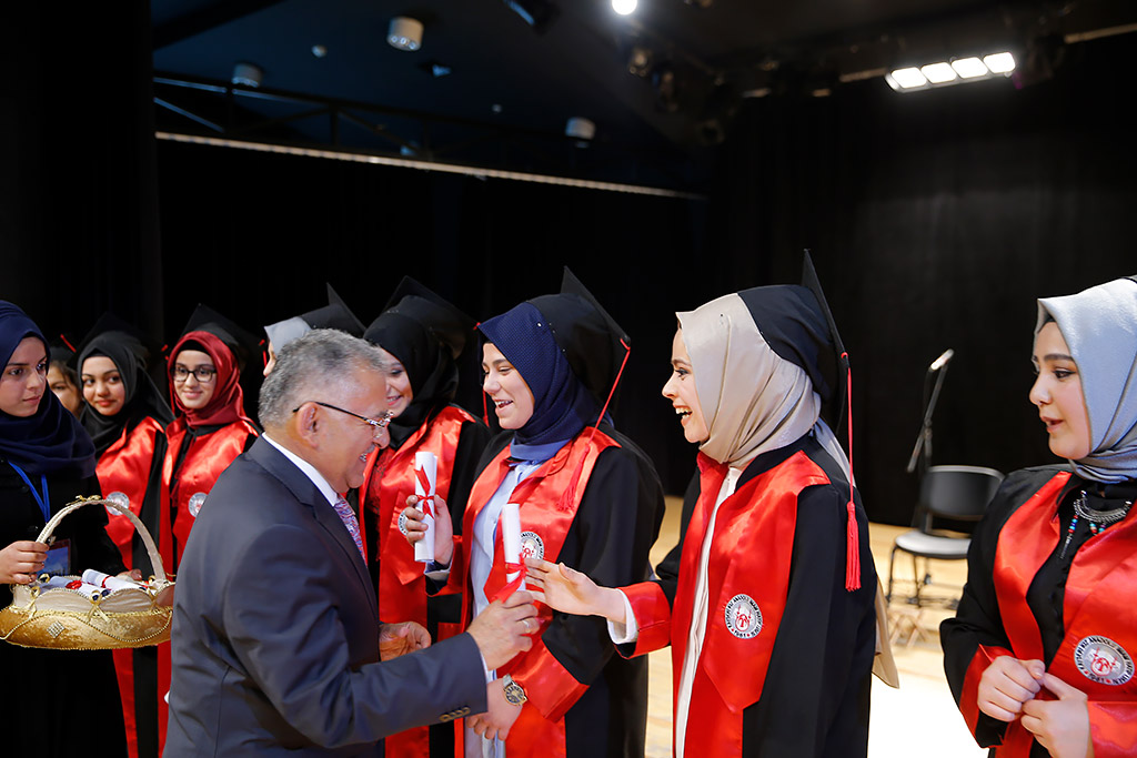03.05.2019 - Başkan Büyükkılıç, Kız Anadolu İmamhatip Lisesi Mezuniyet Törenine Katılarak Mezun Olan Öğrencilerin Diplomalarını Verdi
