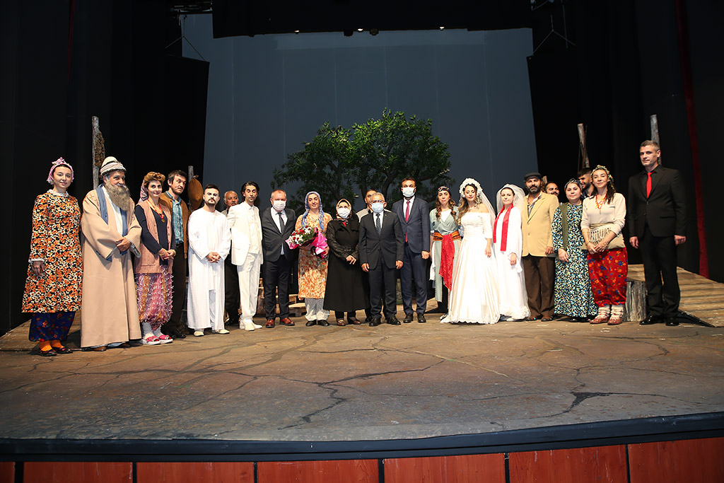 03.11.2020 - Pandemi Nedeniyle Faaliyetlerine Ara Veren Kayseri Devlet Tiyatrosu, Perdesini Taş Bademleri  İsimli Tiyatro Oyunu İle Açtı