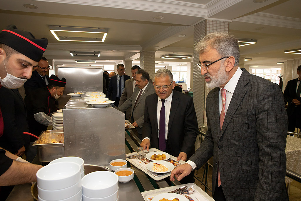 04.04.2019 - Başkan Büyükılıç, Öğle Yemeğini Yemekhanede Personel İle Beraber  Yedi