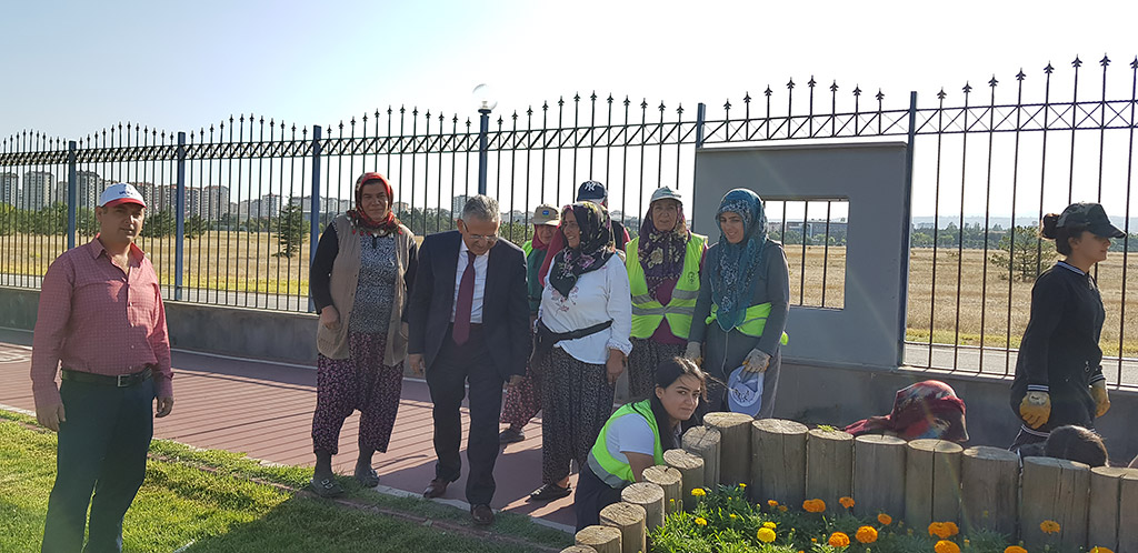 06.08.2019 -Başkan Memduh Büyükkılıç Talas Bulvarında Çiçek Eken Çalışanları Ziyaret etti