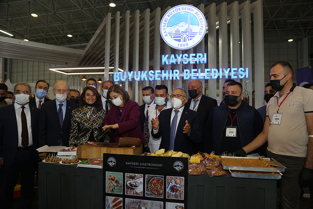 06.10.2021 - Başkan Büyükkılıç ve Protokol Üyeleri Türkiye Belediyeler Birliği Expobel Çevre Şehircilik ve Teknolojileri Fuarı Kayseri Standını Ziyaret