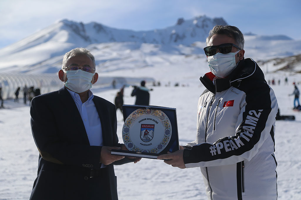 07.02.2021 - Erzurum Kayak Vakfı Heyeti Başkan Büyükkılıça Erciyes Kayak Merkezinde Plaket Takdimi