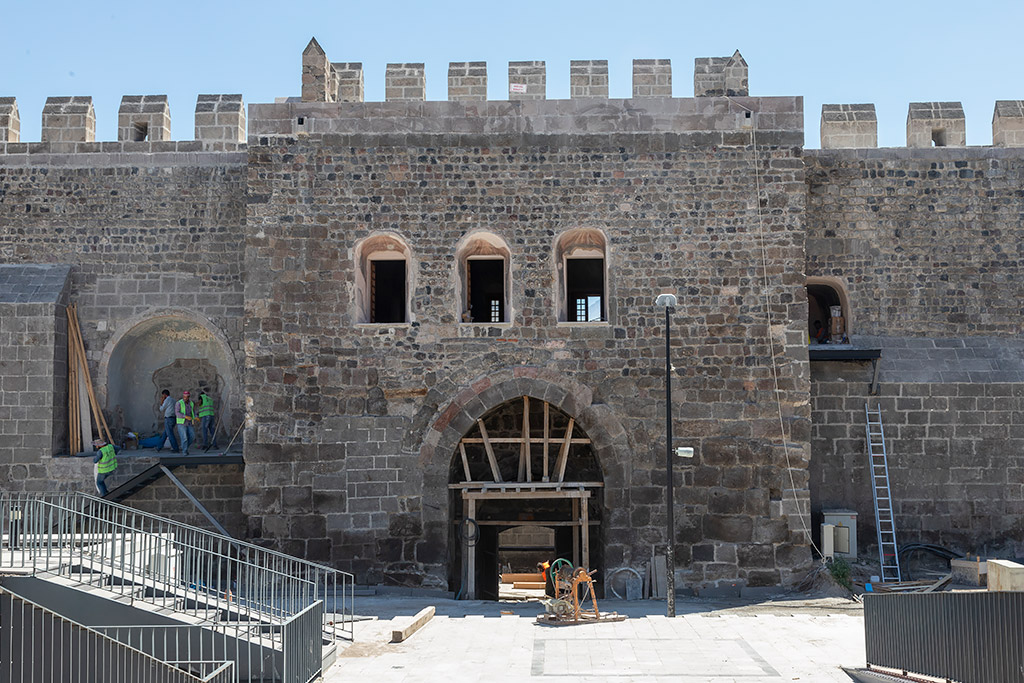 08.08.2019 - Başkan Memduh Büyükkılıç Kale Müzesi İnşaatını İnceledi