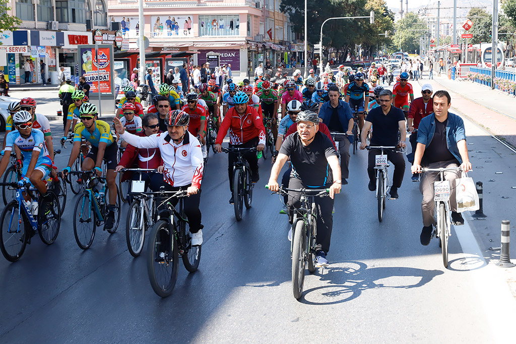 08.09.2019 - Başkan Memduh Büyükkılıç Tour of Central Anatolia Turu 1. GÜn Bisiklet Yarışması ve Ödül Törenine Katıldı