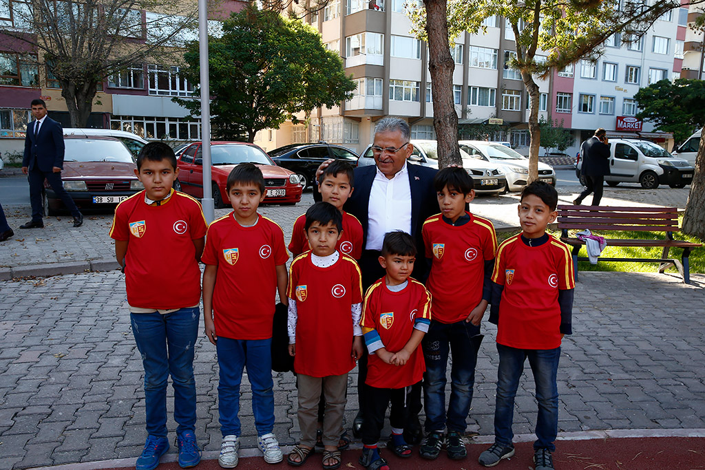 09.11.2019 - Başkan Memduh Büyükkılıç İnönü Parkını Gezdi Çocuklara Kayserispor Forması Dağıttı Fotoğraf Çekildi