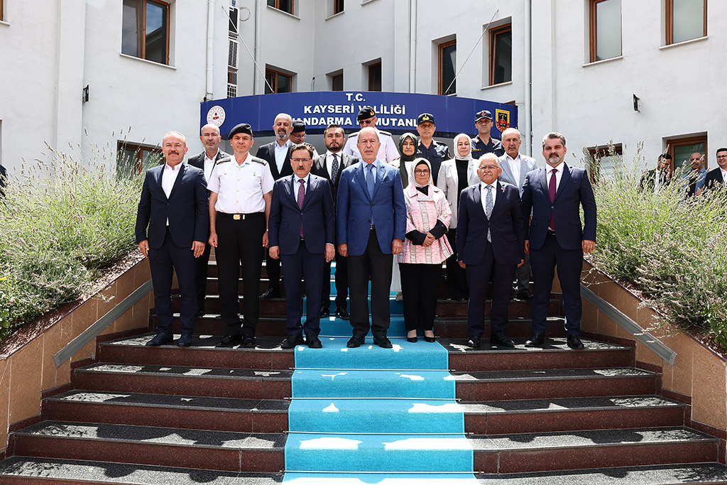 12.08.2024 - Millî Savunma Komisyonu Bşk Hulusi Akar - Vekil Ayşe Böhürler - Bşk Memduh Büyükkılıç İl Bşk Fatih Üzüm Vali Gökmen Çiçek İl Jandarma Komutanı Tuğgeneral Hakan Dedebağ Makam Ziyareti