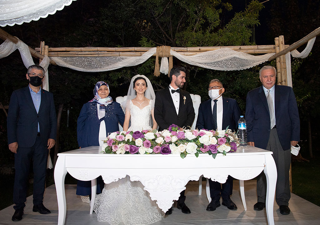 13.07.2021 - Başkan Memduh Büyükkılıç Ebru Kılıç-Ahmet Ejder Çiftinin Düğününü Ziyaret Etti