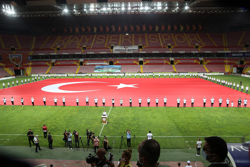 15.07.2020 - Kadir Has Stadyumunda 120 Öğrenci İle Türkiye'nin En Büyük Bayrağı Açılması Töreni