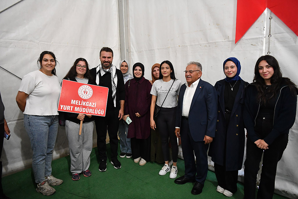 16.10.2024 - Başkan Büyükkılıç 7. Kayseri Kitap Fuarında Abdurrahman Uzunun Konferansına Katıldı