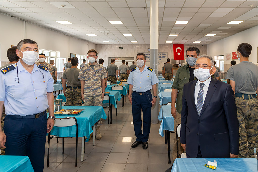 17.06.2020 - Başkan Memduh Büyükkılıç 2. Hava İkmal Bakım Merkezinde Askerlerle Yemek Yedi
