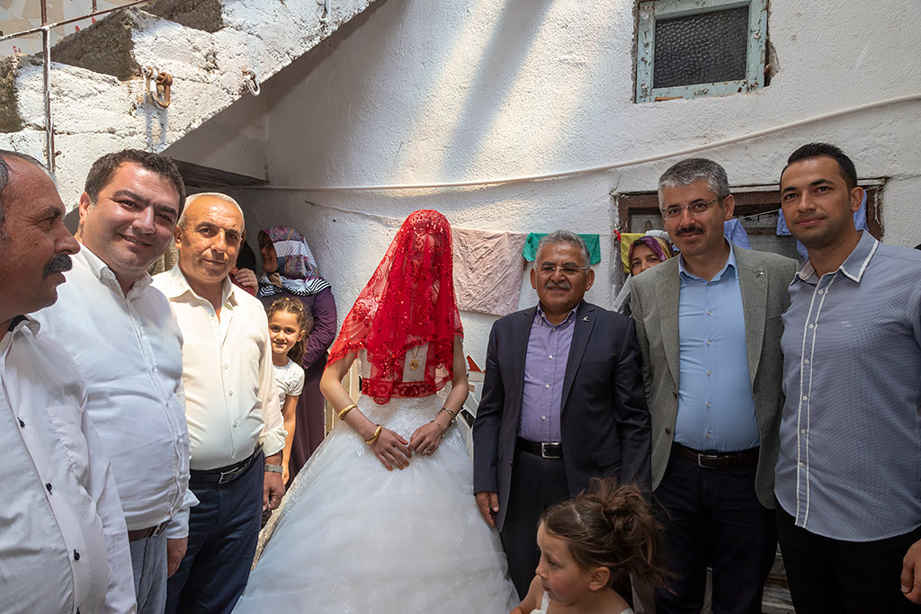 18.08.2019 - Başkan Büykkılıç, Gürpınar Yeşil Mahallede Hatice İle  Mustafa'nın Düğününü Ziyaret Etti