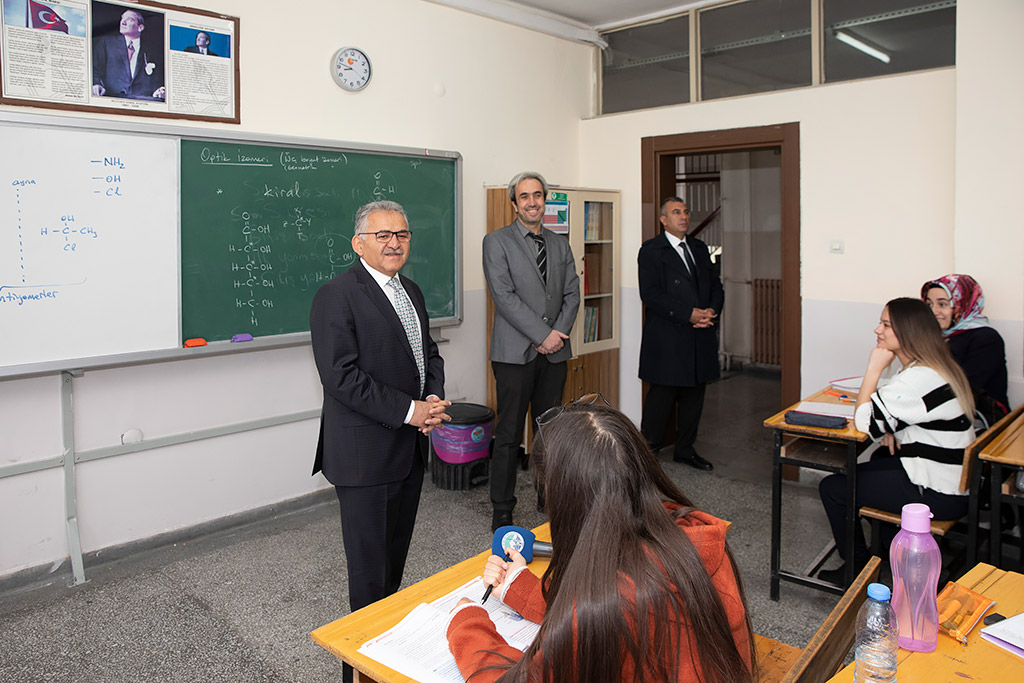 22.04.2019 - Başkan Büyükkılıç, Behice Yazgan Anadolu Lisesini Ziyaret Etti