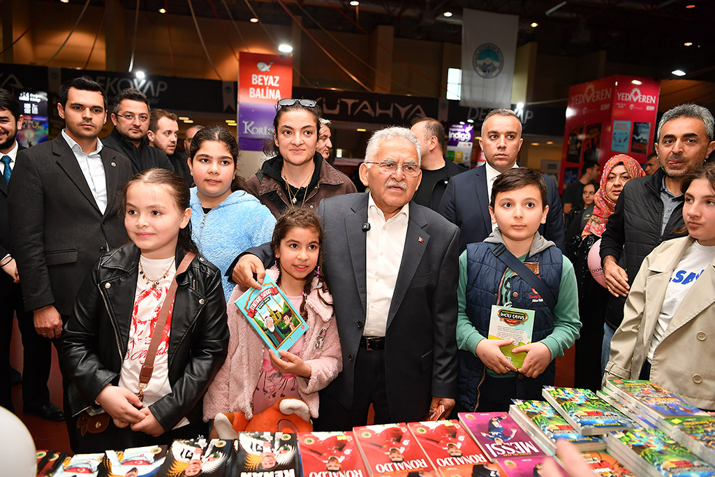 23.04.2026 başkan memduh büyükkılıç kayseri kitap fuarını ziyaret etti 1