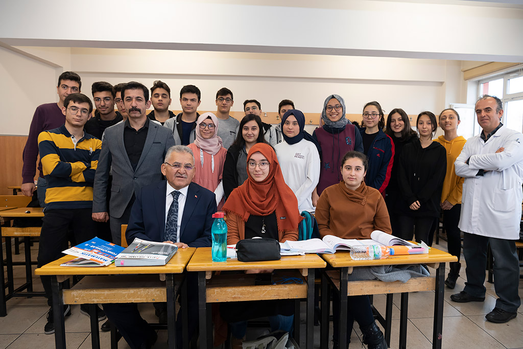 23.12.2019 - Başkan Büyükkılıç, Melikgazi Necdet Taş Anadolu Lisesini Ziyaret Etti