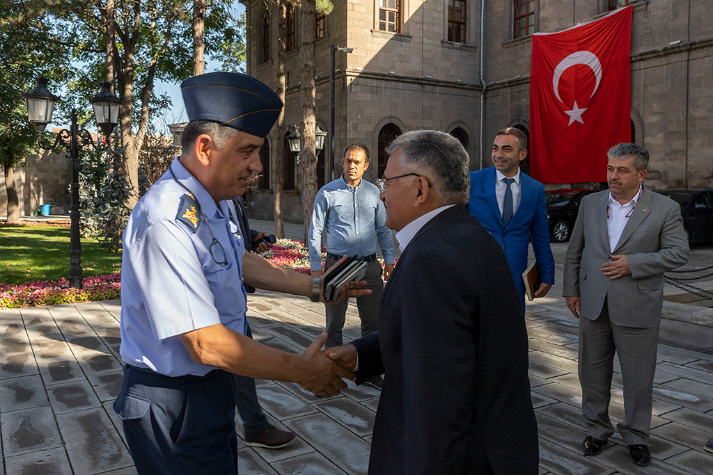 24.09.2019 - Başkan Büyükkılıç Garnizon Komutanı Ercan Tekeyi Milli Mücadele Müzesindeki Başkanlık Makamında Kabul Etti