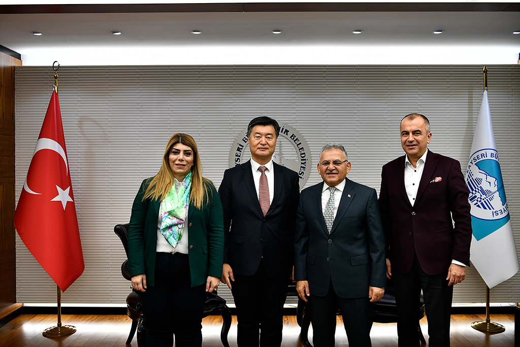 24.12.2019 - Kayserispor Başkanı Berna Gözbaşı Çinli Heyet İle Başkan Büyükkılıç'ı Ziyaret Etti