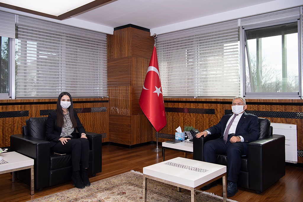 25.12.2020 - Kübra Karaalioğlu, Eskişehir Alpu Kaymakamı Başkan Memduh Büyükkılıç'ı Ziyaret Etti