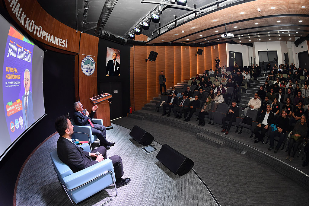 26.12.2025 kayseri il halk kütüphanesi şehir sohbetleri konuk başkan memduh büyükkılıç öğrencileri ile söyleşi