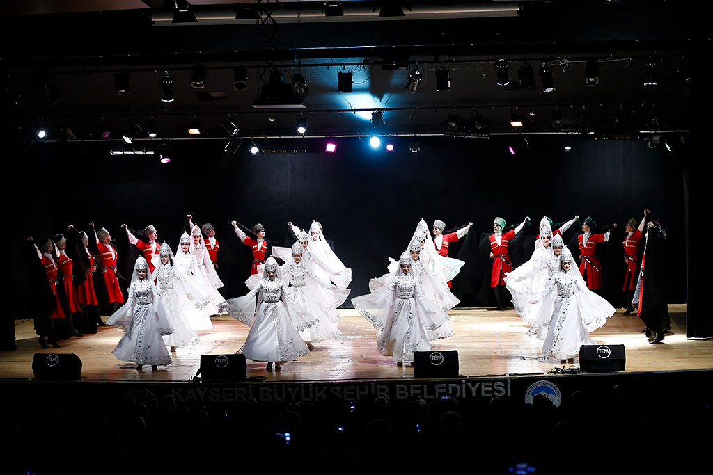 28.10.2019 - Başkan Büyükkılıç, Adigey Cumhuriyeti Devlet Halk Dansları Topluluğunun Gösterisini İzledi