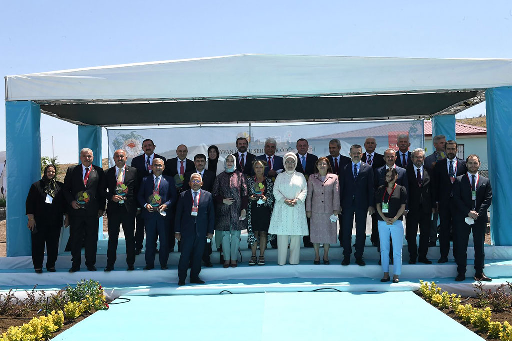 29.07.2021 -Başkan Memduh Büyükkılıç  Ankara'da Emine Erdoğan ve  Bakan Pakdermir ile Görüştü