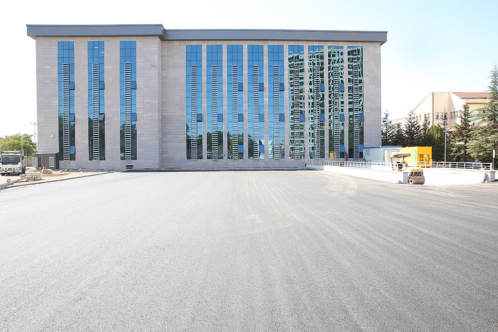 29.09.2020 - Başkan Memduh Büyükkılıç Yeni Tapu Kadostro Binası Park Alanı Asfaltlama Yerinde İnceledi