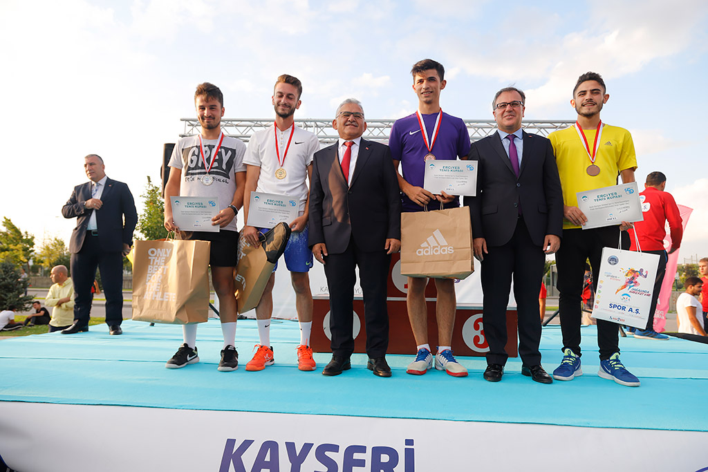 30.08.2019 - Başkan Memduh Büyükkılıç Spor Aş Tarafından Düzenlenen Tenis Turnuvası Ödül Törenine Katıldı
