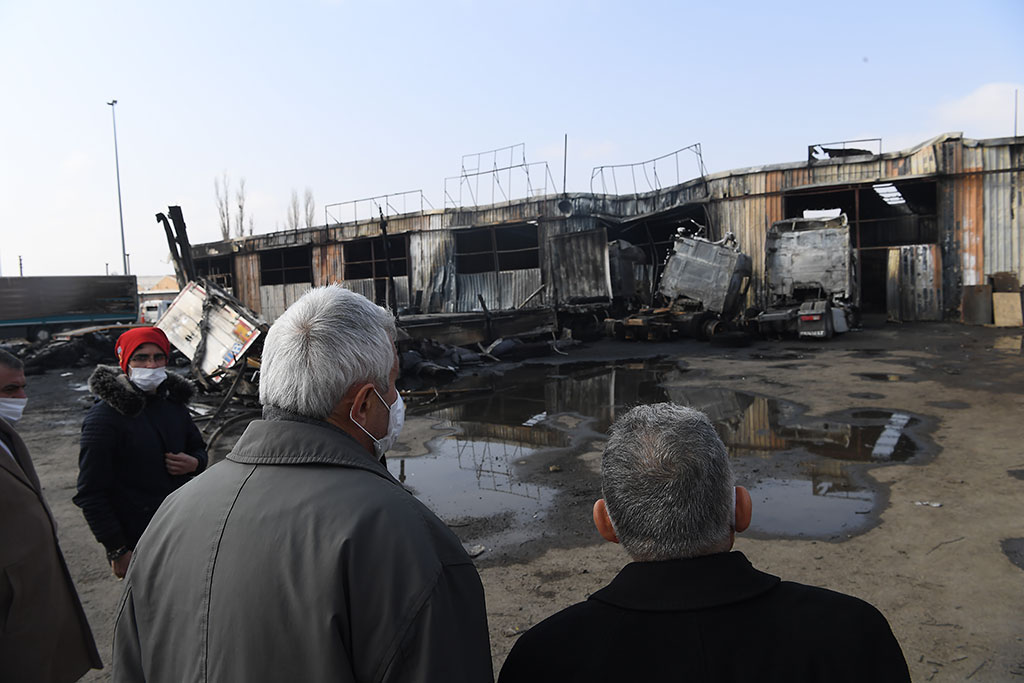 19.02.2022 - Başkan Büyükkılıç Tır Garajında Çıkan Yangın Sonrası Olay Yerini İnceledi