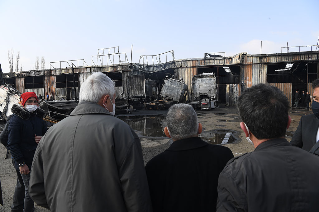 19.02.2022 - Başkan Büyükkılıç Tır Garajında Çıkan Yangın Sonrası Olay Yerini İnceledi