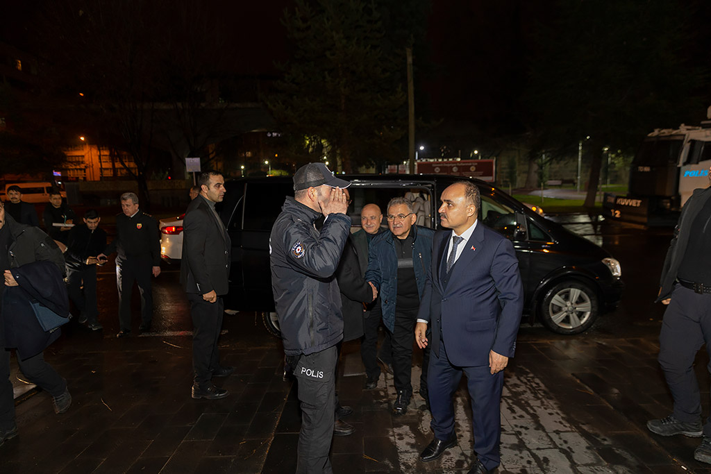 31.12.2019 - Başkan Büyükkılıç, Vali Şehmus Günaydın Yılbaşı Gecesi Nöbette Olan Polis, Jandarma, İtfaiye ve Zabıta Ekiplerini Ziyaret Etti